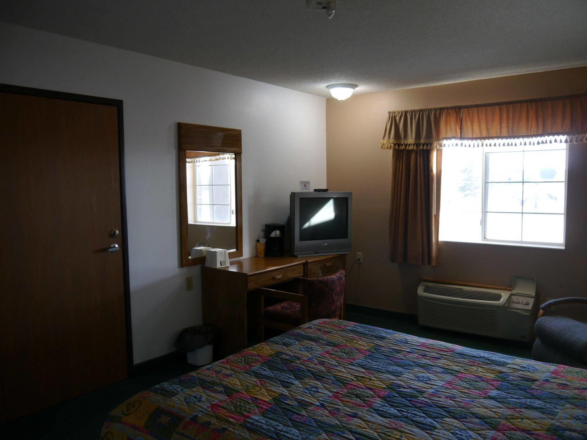 Westwood Inn & Suites - Kimball Extérieur photo